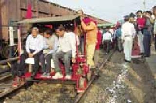 Visit to the General Manager's Railway Station | महाव्यवस्थापकांची रेल्वे स्थानकाला भेट Visit to the General Manager's Railway Station | महाव्यवस्थापकांची रेल्वे स्थानकाला भेट