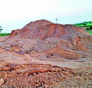 The feet of removing sandmafia from the Bhima river bed | भीमा नदीपात्रातून वाळूमाफियांचा काढता पाय The feet of removing sandmafia from the Bhima river bed | भीमा नदीपात्रातून वाळूमाफियांचा काढता पाय