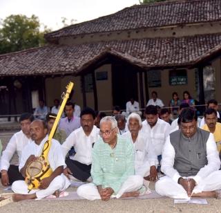 Ganguly honored Gandhi's sacred memory at Sevagram | मुनगंटीवारांनी सेवाग्राम येथे गांधींच्‍या पावन स्‍मृतीला केले अभिवादन