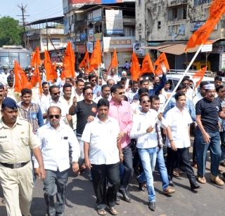 Violent turn of the movement of Maratha community in Kankavali | कणकवलीत मराठा समाजाच्या आंदोलनाला हिंसक वळण