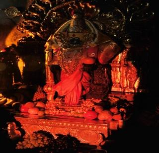 From the Ubayana ray of Ambabai to the room of the sunkirane idol | अंबाबाईच्या उत्तरायण किरणोत्सवात सूर्यकिरणे मूर्तीच्या कमरेपर्यंत