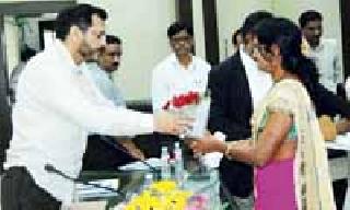 Two cheap cheaper shopkeepers felicitate | दोन स्वस्त धान्य दुकानदारांचा सत्कार Two cheap cheaper shopkeepers felicitate | दोन स्वस्त धान्य दुकानदारांचा सत्कार
