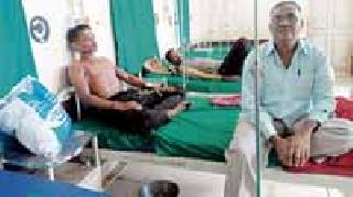 Two SRPF personnel injured | दोन एसआरपीएफ कर्मचारी जखमी Two SRPF personnel injured | दोन एसआरपीएफ कर्मचारी जखमी