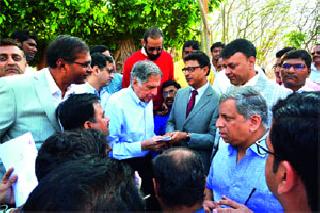 Tata wants to invest in Nashik as a businessman | नाशिकमध्ये गुंतवणुकीसाठी टाटा यांना उद्योजकांचे साकडे Tata wants to invest in Nashik as a businessman | नाशिकमध्ये गुंतवणुकीसाठी टाटा यांना उद्योजकांचे साकडे