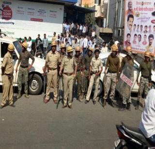 A violent turn of the Maratha Morcha in Aurangabad, the collision of trains | औरंगाबादमध्ये मराठा मोर्चाला हिंसक वळण, गाड्यांची तोडफोड