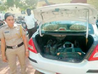 55 kg of silver seized in the car | कारमधून ५५ किलो चांदी जप्त