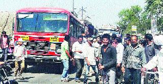 Bus operator, carrier's bullying; A farmer assaulting a truck driver | बसचालक, वाहकाची दादागिरी; टॅक्टरचालक शेतकऱ्यास मारहाण