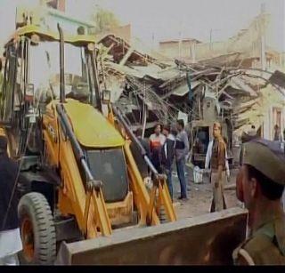 The building collapsed in Kanpur and killed seven people | कानपूर येथे बिल्डिंग कोसळून 7 जण ठार