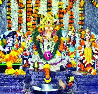 The crowd of Ganesh Panchayatan temple | गणेश पंचायतन मंदिरात गर्दी