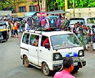 Traffic confectionery; Student dilemma | वाहतूकदारांची दांडी; विद्यार्थ्यांची कोंडी