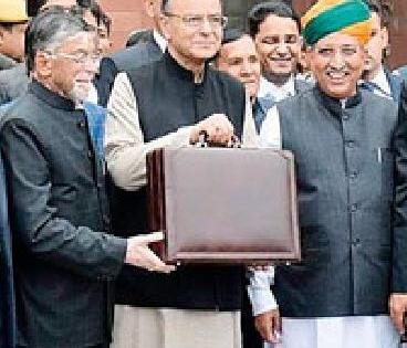 Opponents criticize opponents on budget | अर्थसंकल्पावर विरोधकांची टीकेची झोड Opponents criticize opponents on budget | अर्थसंकल्पावर विरोधकांची टीकेची झोड