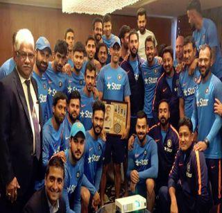 VIDEO: After series win, Team India said 'Thank you Captain Dhoni'! | VIDEO: मालिका विजयानंतर टीम इंडिया म्हणाली 'थॅंक्यू कॅप्टन धोनी' !