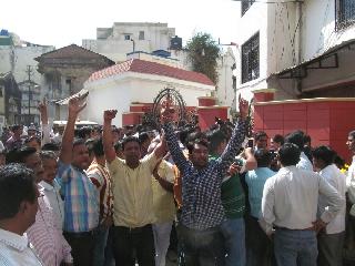 Under the 'Huffy' political parties | राजकीय पक्षांमध्ये अंतर्गत ‘घमासान’ Under the 'Huffy' political parties | राजकीय पक्षांमध्ये अंतर्गत ‘घमासान’