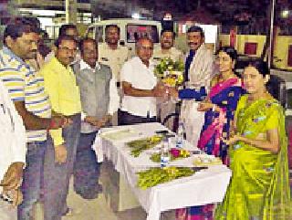 Farewell to the sub-divisional police officer | उपविभागीय पोलीस अधिकाऱ्याचा सत्कार