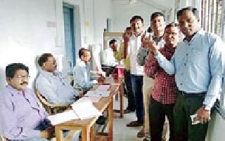 The average polling percentage in the district is 88.43 percent | जिल्ह्यात सरासरी ८८.४३ टक्के मतदान The average polling percentage in the district is 88.43 percent | जिल्ह्यात सरासरी ८८.४३ टक्के मतदान