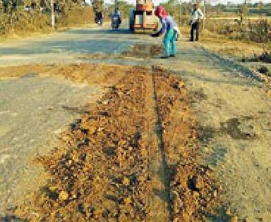 Paveboards on the tar road: | डांबरी रस्त्यावरील खड्ड्यांना मुरूमाचा आधार :