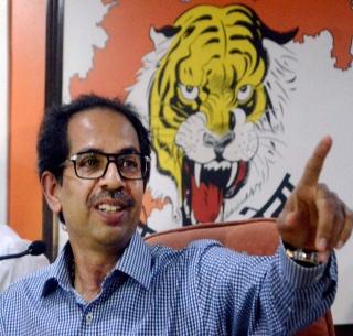 Shiv Sena has offered positions to angry people to prevent rebellion | बंडाळी रोखण्यासाठी शिवसेनेकडून नाराजांना पदांची ऑफर