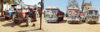 Six vehicles carrying illegal transport of sand were seized | रेतीची अवैध वाहतूक करणारे सहा वाहने जप्त Six vehicles carrying illegal transport of sand were seized | रेतीची अवैध वाहतूक करणारे सहा वाहने जप्त