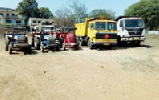 Illegal transportation of sand; Hold the truck-tractor | रेतीची अवैध वाहतूक ; ट्रक-ट्रॅक्टर ताब्यात