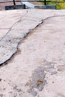 Sawafin refused bus traffic due to a damaged bridge | क्षतिग्रस्त पुलामुळे साबांविने बस वाहतूक नाकारली Sawafin refused bus traffic due to a damaged bridge | क्षतिग्रस्त पुलामुळे साबांविने बस वाहतूक नाकारली