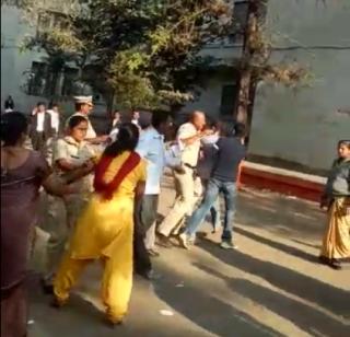 Bhumata brigade women accused of charging | भूमाता ब्रिगेडच्या महिलांचा आरोपीला चोप