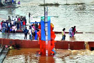 Due to the huge flood of Godavari, the flood line is horrible | गोदावरीच्या महापुराइतकीच भीषण ठरते पूररेषा