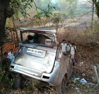 A car accident near Ratnagiri, 7 dead | रत्नागिरीजवळ झायलो कारला अपघात, ७ ठार