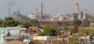 There was a smoke coming from the paper mill's sparrows | पेपर मिलच्या चिमणीतून धूर निघू लागला