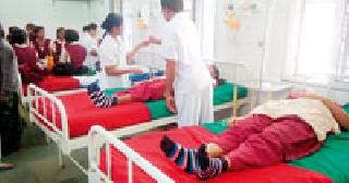 Four students injured in bus accident | बस अपघातात चार विद्यार्थिनी जखमी Four students injured in bus accident | बस अपघातात चार विद्यार्थिनी जखमी