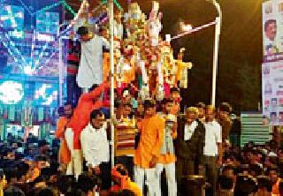 Abhilhrudha - Shri procession in the youth festival | अबालवृद्ध - युवांच्या जल्लोषात श्रीची मिरवणूक