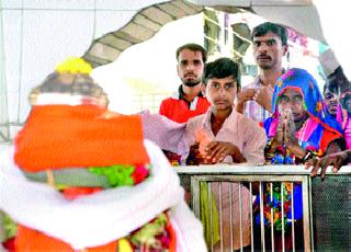 The crowd of local devotees | स्थानिक भाविकांची गर्दी