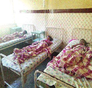 Twenty-two students poisoned | सव्वीस विद्यार्थ्यांना विषबाधा Twenty-two students poisoned | सव्वीस विद्यार्थ्यांना विषबाधा