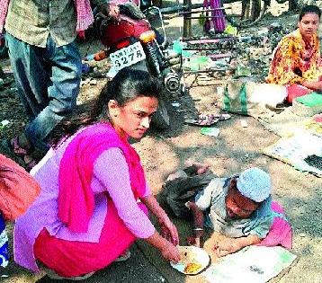 Valentine's Day? Chh..... 'Roti De' for good reason. Good news | व्हॅलेंटाईन डे ? छे..छे..रस्त्यावरच्या वंचितांसाठी ‘रोटी डे’ - गुड न्यूज