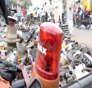 Red lamp for 500 rupees in Jalgaon scrap market | जळगावच्या भंगार बाजारात 500 रुपयांना लाल दिवा