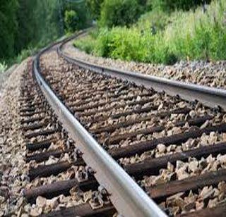 5 feet of stone found on the railway track in Nashik | नाशिकमध्येही रेल्वे रुळावर आढळला 5 फुटांचा दगड