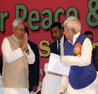 When Lalu Prasad sits on the chair of Nitish Kumar ..! | लालूप्रसाद नितीश कुमारांच्या खुर्चीवर बसतात तेव्हा..!