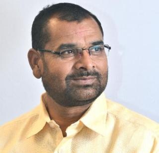 Talking to Raju Shetty, my son has been nominated - Sadabhau Khot | राजू शेट्टींशी चर्चा करूनच माझ्या मुलाला उमेदवारी - सदाभाऊ खोत Talking to Raju Shetty, my son has been nominated - Sadabhau Khot | राजू शेट्टींशी चर्चा करूनच माझ्या मुलाला उमेदवारी - सदाभाऊ खोत