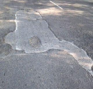 Are not the victims of potholes in Mumbai? | मुंबईतील खड्ड्यांचे बळी दिसत नाहीत का? Are not the victims of potholes in Mumbai? | मुंबईतील खड्ड्यांचे बळी दिसत नाहीत का?