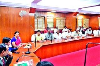 Complaints from political parties | राजकीय पक्षांकडून तक्रारींचा पाढा Complaints from political parties | राजकीय पक्षांकडून तक्रारींचा पाढा