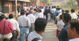 School employees queued for school days with headmasters | मुख्याध्यापकांसह शालेय कर्मचारी दिवसभर रांगेत