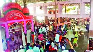 The crowd of devotees in Ganapati temples | गणपती मंदिरांमध्ये भाविकांची गर्दी