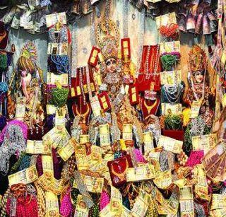 The temple offers gold and silver jewelery | या मंदिरात मिळतो सोने, चांदीच्या दागिन्यांचा प्रसाद