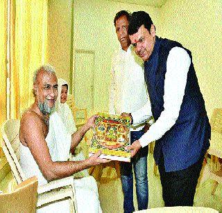 Chief Minister of Gurudev Nayapadam Sagarji received blessings | गुरुदेव नयपद्म सागरजी यांचे मुख्यमंत्र्यांनी घेतले आशीर्वाद