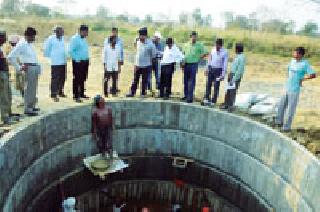 CEO inspecting works of irrigation well and toilets | सीईओंकडून सिंचन विहीर व शौचालयाच्या कामाची पाहणी