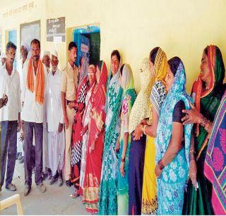 42 percent voter turnout in the district in Shantri-Sunagga, Latur | लातूरमधील शेंद्री- सुनेगावात मतदानावर बहिष्कार, जिल्ह्यात दुपारपर्यंत 42 टक्के मतदान