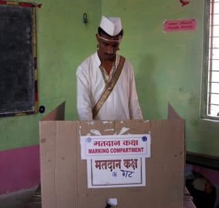 The voting made by Navarwade before going to Bauh | बोहल्यावर चढण्यापूर्वी नवरदेवाने केले मतदान