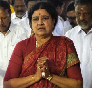 Shashikala took a swipe at the TV screen as Palanisamy sworn in | शशिकला यांना टीव्हीवर पाहावा लागला पलाणीसामींचा शपथविधी