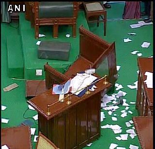 VIDEO - MLAs filled the shirts of the Speaker in the House | VIDEO - भर सभागृहात आमदारांनी विधानसभाध्यक्षांचे शर्ट फाडले