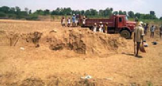 The heavy heavy winds of the road | रेतीच्या जड वाहनांनी रस्त्यांची लावली वाट