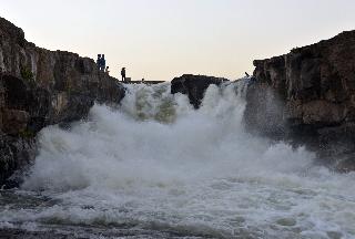 Someshwar Falls Falls; Crowd of tourists | सोमेश्वर धबधबा खळाळला; पर्यटकांची गर्दी